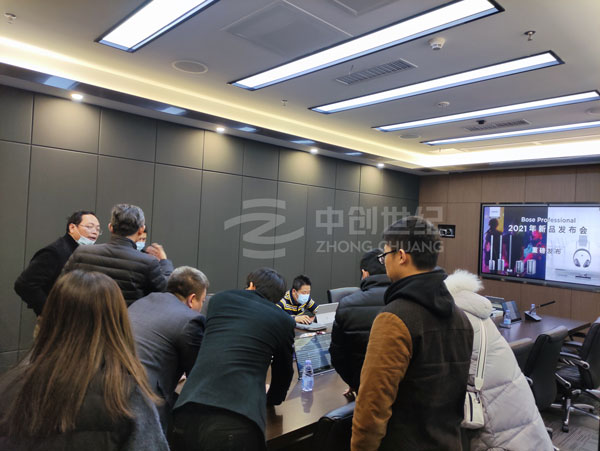 中創世紀業務銷售人員為來賓們介紹和演示智能會議室