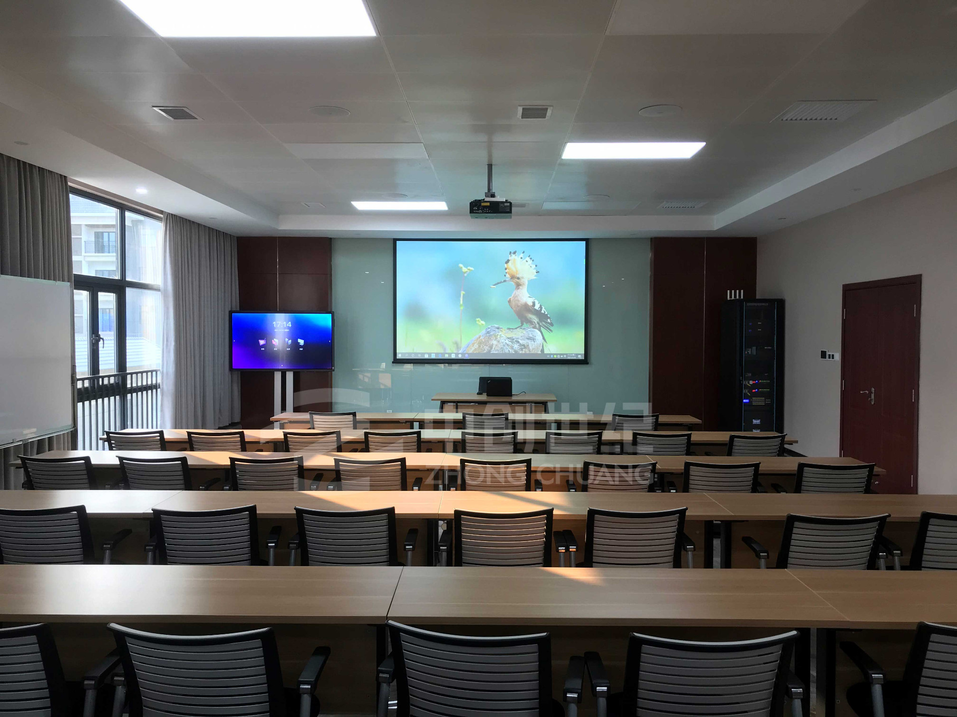 深圳市龍崗區(qū)深高速五聯(lián)綜合服務樓培訓室照片.jpg 深圳市龍崗區(qū)深高速五聯(lián)綜合服務樓培訓室照片.jpg