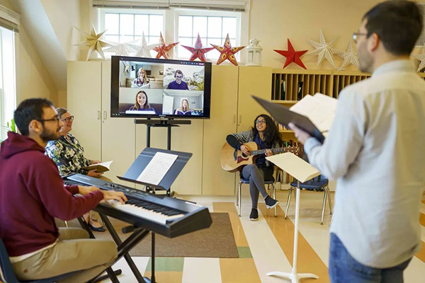 多代社群齊聚的古老教堂使用Bose vb1開會場景2 多代社群齊聚的古老教堂使用Bose vb1開會場景2