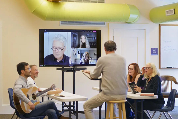 多代社群齊聚的古老教堂使用Bose vb1開會場景3 多代社群齊聚的古老教堂使用Bose vb1開會場景3